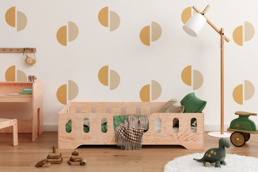 Lit cabane bébé en bois avec guirlande lumineuse dans une chambre scandinave