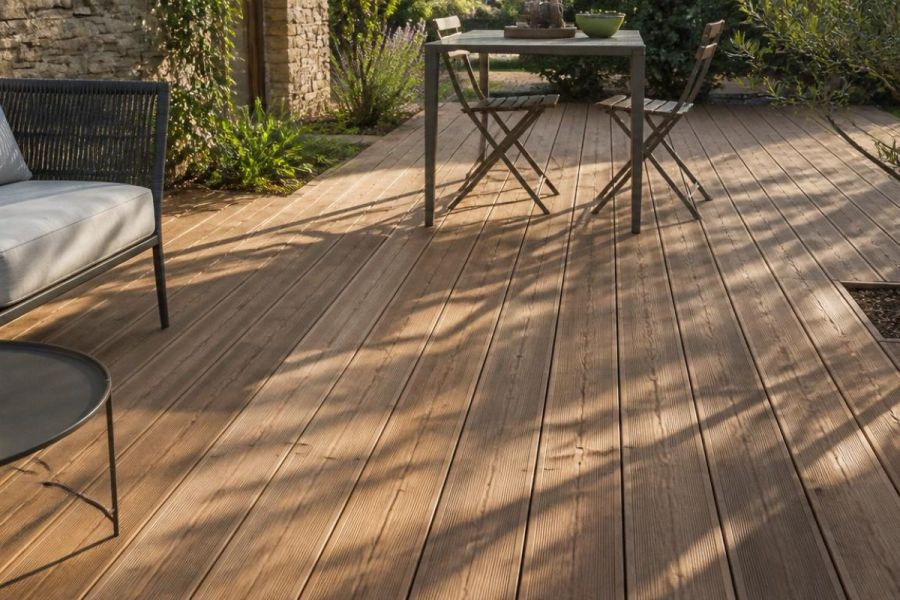 Terrasse en bois douglas naturel dans un jardin français, comparatif essences, prix au m² et pose DIY pas à pas